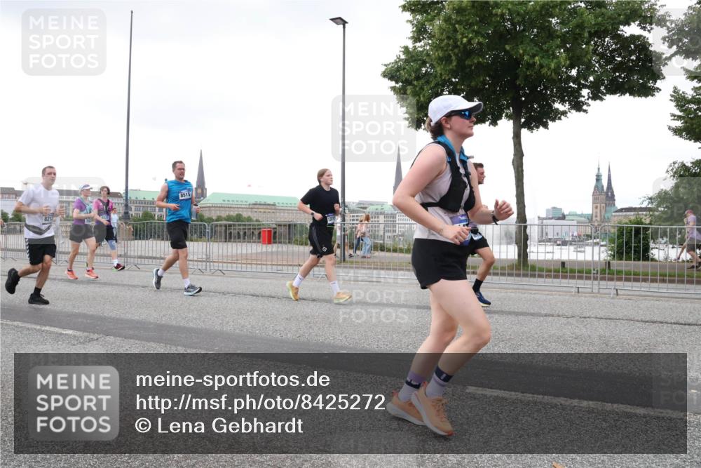 29.06.2025 - hella hamburg halbmarathon Lena Gebhardt http://msf.ph/oto/8425272 29.06.2025 10:53:31 Lombardsbrücke 8515, 13011, 1340, 1709, 1900, 1906, 1984, 2065, 2291, 2409, 2429, 3055, 3226, 4195, 4595, 4626, 4801, 5428, 5562, 5815, 5856, 5857, 6039, 6041, 6044, 6273, 6306, 6521, 6913, 6996, 7039, 7068, 7483, 7537, 7611, 7681, 7876, 7890, 8189, 8212, 8414, 8515, 8906, 9077, 9456, 9531, 9685, 9764, 9771, 9785, 10043, 10175, 10490, 10661, 12193, 12219, 12700, 13489, 13916, 13917, 14038, 16137 meine-sportfotos.de