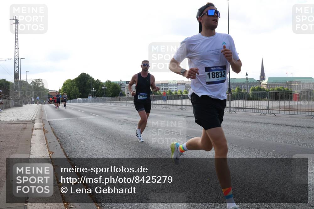 29.06.2025 - hella hamburg halbmarathon Lena Gebhardt http://msf.ph/oto/8425279 29.06.2025 09:43:42 Lombardsbrücke 17040, 18832, 1271, 2075, 2180, 2203, 2483, 3189, 3379, 6090, 7380, 8318, 8376, 9565, 9767, 9804, 10351, 10867, 11150, 13374, 13941, 14757, 15023, 15136, 15483, 15671, 17040, 17893, 18328, 18693, 18695, 18763, 18832, 18989 meine-sportfotos.de