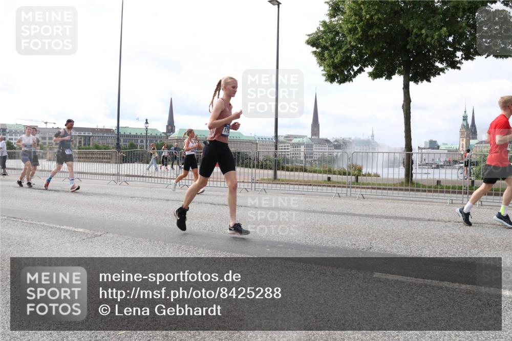 29.06.2025 - hella hamburg halbmarathon Lena Gebhardt http://msf.ph/oto/8425288 29.06.2025 10:19:17 Lombardsbrücke 1145, 1332, 1349, 1708, 1718, 1755, 2017, 2096, 2311, 2589, 2795, 2802, 2812, 2895, 2993, 2995, 3026, 3105, 3118, 3446, 3631, 4718, 4722, 4845, 4979, 5034, 5035, 5080, 5098, 5123, 5178, 5264, 5266, 5323, 5429, 5449, 5849, 6194, 6249, 6413, 6477, 6482, 6542, 6736, 6939, 7051, 7143, 7252, 8537, 8575, 8761, 8778, 8780, 9252, 9270, 9272, 9549, 9652, 9756, 9757, 9856, 10037, 10039, 10124, 10129, 10467, 10816 meine-sportfotos.de