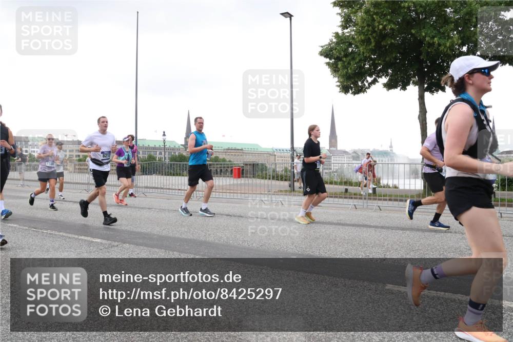 29.06.2025 - hella hamburg halbmarathon Lena Gebhardt http://msf.ph/oto/8425297 29.06.2025 10:53:31 Lombardsbrücke 8212, 1340, 1709, 1900, 1906, 1984, 2065, 2291, 2409, 2429, 3055, 3226, 4195, 4595, 4626, 4801, 5428, 5562, 5815, 5856, 5857, 6039, 6041, 6044, 6273, 6306, 6521, 6913, 6996, 7039, 7068, 7483, 7537, 7611, 7681, 7876, 7890, 8189, 8212, 8414, 8515, 8906, 9077, 9456, 9531, 9685, 9764, 9771, 9785, 10043, 10175, 10490, 10661, 12193, 12219, 12700, 13489, 13916, 13917, 14038, 16137 meine-sportfotos.de