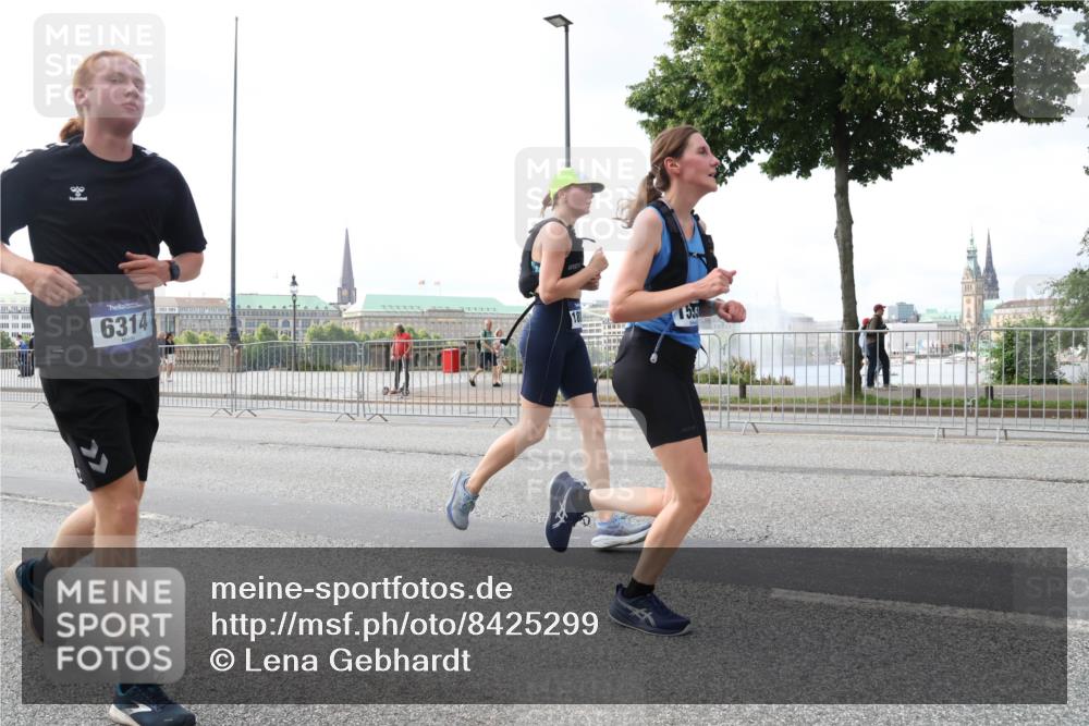 29.06.2025 - hella hamburg halbmarathon Lena Gebhardt http://msf.ph/oto/8425299 29.06.2025 10:06:26 Lombardsbrücke 6314, 15, 1245, 1766, 1842, 3062, 4542, 4666, 4868, 5431, 5807, 5951, 6014, 6314, 6664, 7138, 7741, 8051, 8290, 8316, 9361, 9560, 10214, 10297, 10736, 10781, 10886, 12371, 13042, 13054, 13475, 13481, 13863, 14369, 14607, 14987, 15113, 15145, 15229, 15377, 15462, 15537, 15766, 15772, 15858, 16441, 16687, 16933, 17059, 17239, 17746, 18042, 18381, 18575, 18577, 18652, 18768, 18828, 18857, 18910, 18913, 18966 meine-sportfotos.de