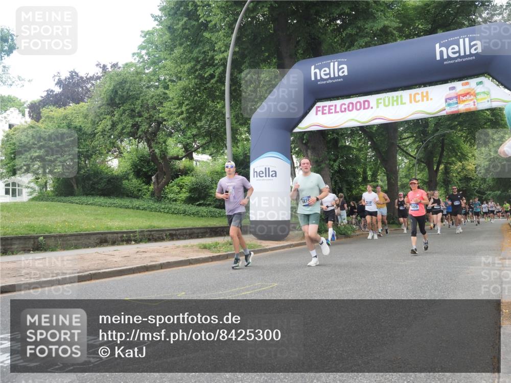 29.06.2025 - hella hamburg halbmarathon KatJ http://msf.ph/oto/8425300 29.06.2025 10:39:19 Zwischen KM18-KM19 1098, 7409, 8139 meine-sportfotos.de