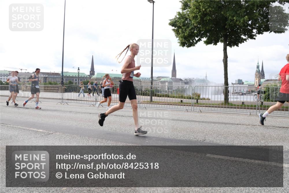29.06.2025 - hella hamburg halbmarathon Lena Gebhardt http://msf.ph/oto/8425318 29.06.2025 10:19:17 Lombardsbrücke 17, 1145, 1332, 1349, 1708, 1718, 1755, 2017, 2096, 2311, 2589, 2795, 2802, 2812, 2895, 2993, 2995, 3026, 3105, 3118, 3446, 3631, 4718, 4722, 4845, 4979, 5034, 5035, 5080, 5098, 5123, 5178, 5264, 5266, 5323, 5429, 5449, 5849, 6194, 6249, 6413, 6477, 6482, 6542, 6736, 6939, 7051, 7143, 7252, 8537, 8575, 8761, 8778, 8780, 9252, 9270, 9272, 9549, 9652, 9756, 9757, 9856, 10037, 10039, 10124, 10129, 10467, 10816 meine-sportfotos.de