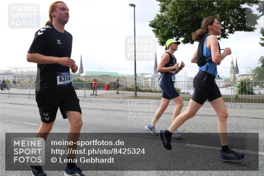 29.06.2025 - hella hamburg halbmarathon Lena Gebhardt http://msf.ph/oto/8425324 29.06.2025 10:06:26 Lombardsbrücke 6314, 1, 88, 1245, 1766, 1842, 3062, 4542, 4666, 4868, 5431, 5807, 5951, 6014, 6314, 6664, 7138, 7741, 8051, 8290, 8316, 9361, 9560, 10214, 10297, 10736, 10781, 10886, 12371, 13042, 13054, 13475, 13481, 13863, 14369, 14607, 14987, 15113, 15145, 15229, 15377, 15462, 15537, 15766, 15772, 15858, 16441, 16687, 16933, 17059, 17239, 17746, 18042, 18381, 18575, 18577, 18652, 18768, 18828, 18857, 18910, 18913, 18966 meine-sportfotos.de