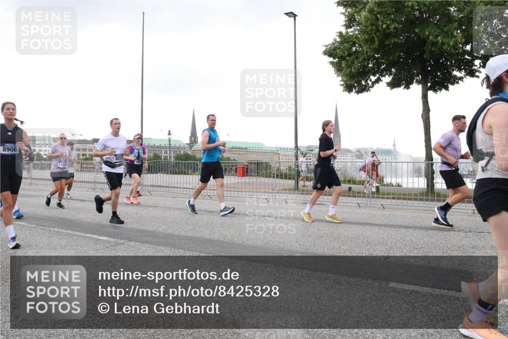 29.06.2025 - hella hamburg halbmarathon Lena Gebhardt http://msf.ph/oto/8425328 29.06.2025 10:53:32 Lombardsbrücke 8906, 11489, 821, 1340, 1709, 1753, 1900, 1906, 1984, 2065, 2409, 2429, 3055, 3226, 4195, 4595, 4626, 4801, 5428, 5562, 5815, 5856, 5857, 6039, 6041, 6044, 6273, 6306, 6913, 6996, 7039, 7068, 7483, 7537, 7611, 7876, 7890, 8189, 8212, 8414, 8515, 8906, 9077, 9456, 9531, 9685, 9764, 9771, 9785, 10043, 10175, 10490, 10661, 12193, 12219, 12700, 13489, 13916, 13917, 14038, 16137 meine-sportfotos.de