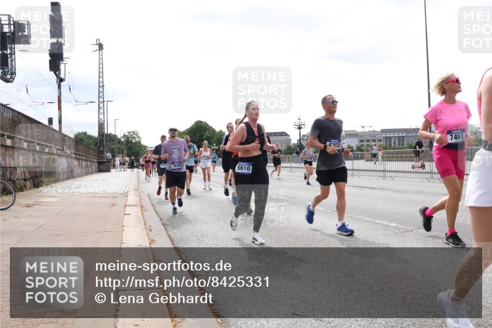 29.06.2025 - hella hamburg halbmarathon Lena Gebhardt http://msf.ph/oto/8425331 29.06.2025 10:43:22 Lombardsbrücke 9976, 3638, 5610, 4302, 7461, 1023, 1149, 1155, 1400, 1467, 1788, 1816, 1878, 2103, 2158, 2267, 2361, 2450, 2971, 3074, 3238, 3329, 3390, 3518, 3638, 3764, 4056, 4177, 4302, 4367, 4680, 4866, 5067, 5214, 5268, 5370, 5610, 5720, 5755, 5967, 6012, 6096, 6226, 6440, 6931, 7043, 7197, 7461, 7872, 7926, 8135, 8184, 8233, 8408, 8435, 8504, 8795, 8991, 9072, 9304, 9378, 9639, 9641, 9644, 9831, 9976, 10083, 10180, 10200, 10202, 13049 meine-sportfotos.de