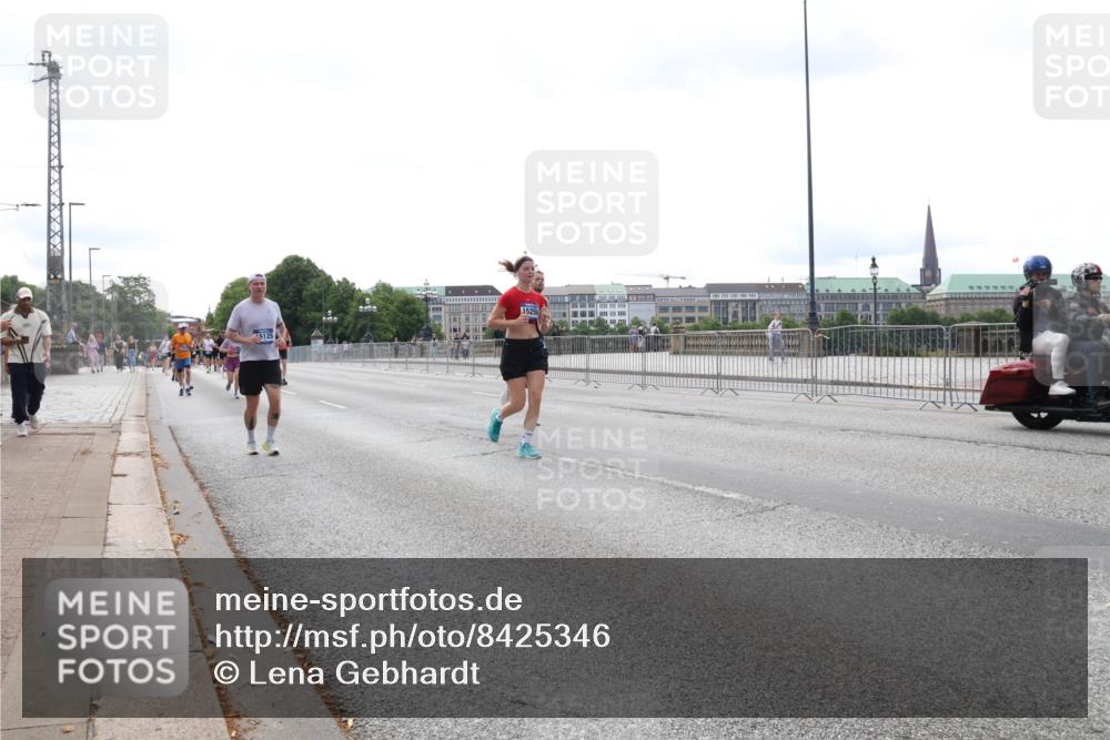 29.06.2025 - hella hamburg halbmarathon Lena Gebhardt http://msf.ph/oto/8425346 29.06.2025 10:28:45 Lombardsbrücke 125, 1525, 1518, 1557, 1869, 3445, 3717, 4161, 4362, 4700, 4834, 4982, 5167, 5249, 5250, 5718, 5903, 5939, 6102, 6418, 7169, 7667, 7980, 8327, 8560, 9642, 9716, 9855, 10068, 10434, 12442, 13045, 13296, 13400, 14205, 15143, 15256, 15452, 15453, 16125, 16643, 18293, 18604, 19180 meine-sportfotos.de