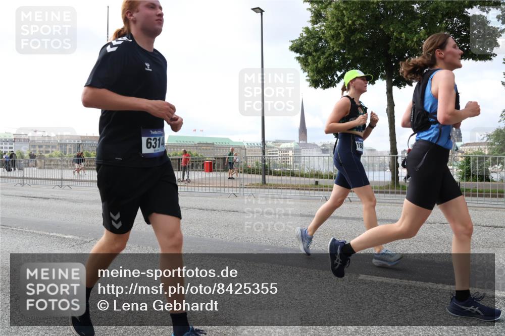 29.06.2025 - hella hamburg halbmarathon Lena Gebhardt http://msf.ph/oto/8425355 29.06.2025 10:06:26 Lombardsbrücke 6314, 188, 1245, 1766, 1842, 3062, 4542, 4666, 4868, 5431, 5807, 5951, 6014, 6314, 6664, 7138, 7741, 8051, 8290, 8316, 9361, 9560, 10214, 10297, 10736, 10781, 10886, 12371, 13042, 13054, 13475, 13481, 13863, 14369, 14607, 14987, 15113, 15145, 15229, 15377, 15462, 15537, 15766, 15772, 15858, 16441, 16687, 16933, 17059, 17239, 17746, 18042, 18381, 18575, 18577, 18652, 18768, 18828, 18857, 18910, 18913, 18966 meine-sportfotos.de