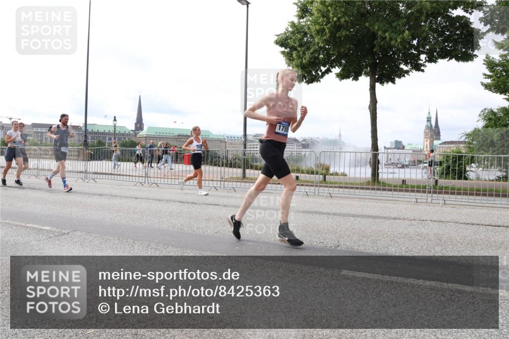29.06.2025 - hella hamburg halbmarathon Lena Gebhardt http://msf.ph/oto/8425363 29.06.2025 10:19:18 Lombardsbrücke 1755, 1145, 1332, 1349, 1708, 1718, 1755, 2017, 2096, 2311, 2589, 2795, 2802, 2812, 2895, 2993, 2995, 3026, 3105, 3118, 3446, 3631, 4718, 4722, 4845, 4979, 5034, 5035, 5080, 5098, 5123, 5178, 5266, 5323, 5429, 5449, 5849, 6194, 6249, 6413, 6477, 6482, 6542, 6736, 6939, 7051, 7143, 7252, 8537, 8575, 8761, 8778, 8780, 9252, 9270, 9272, 9549, 9652, 9756, 9757, 9856, 10037, 10039, 10124, 10129, 10467, 10816 meine-sportfotos.de