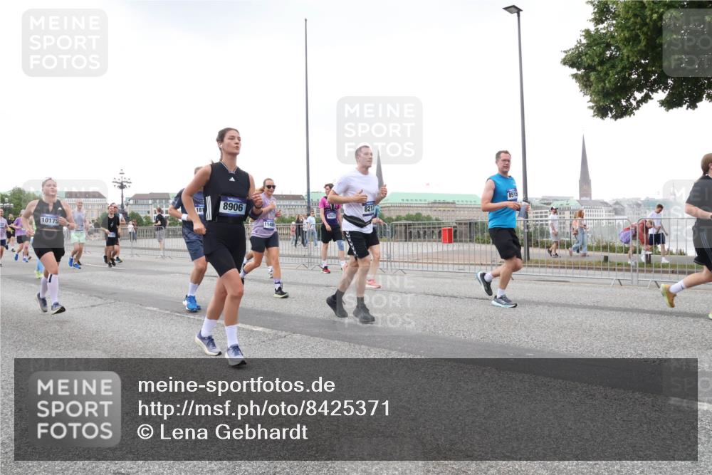 29.06.2025 - hella hamburg halbmarathon Lena Gebhardt http://msf.ph/oto/8425371 29.06.2025 10:53:32 Lombardsbrücke 10175, 8906, 8515, 8212, 6521, 1148, 1340, 1709, 1753, 1900, 1906, 1984, 2065, 2409, 2429, 3055, 3226, 4195, 4595, 4626, 4801, 5428, 5562, 5815, 5856, 5857, 6039, 6041, 6044, 6273, 6306, 6913, 6996, 7039, 7068, 7483, 7537, 7611, 7876, 7890, 8189, 8212, 8414, 8515, 8906, 9077, 9456, 9531, 9685, 9764, 9771, 9785, 10043, 10175, 10490, 10661, 12193, 12219, 12700, 13489, 13916, 13917, 14038, 16137 meine-sportfotos.de