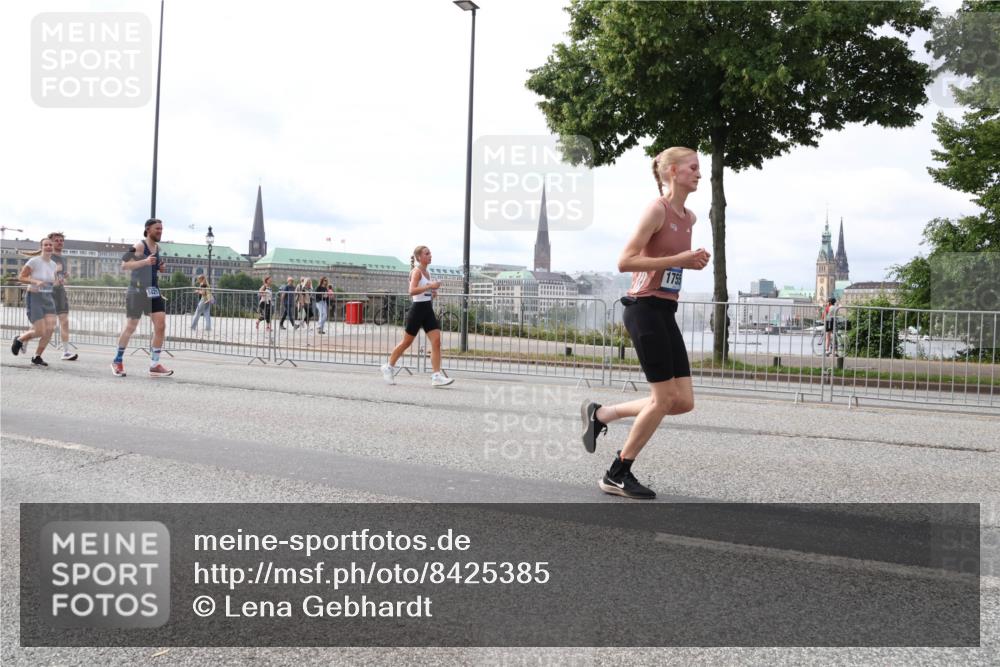 29.06.2025 - hella hamburg halbmarathon Lena Gebhardt http://msf.ph/oto/8425385 29.06.2025 10:19:18 Lombardsbrücke 1755, 1145, 1332, 1349, 1708, 1718, 1755, 2017, 2096, 2311, 2589, 2795, 2802, 2812, 2895, 2993, 2995, 3026, 3105, 3118, 3446, 3631, 4718, 4722, 4845, 4979, 5034, 5035, 5080, 5098, 5123, 5178, 5266, 5323, 5429, 5449, 5849, 6194, 6249, 6413, 6477, 6482, 6542, 6736, 6939, 7051, 7143, 7252, 8537, 8575, 8761, 8778, 8780, 9252, 9270, 9272, 9549, 9652, 9756, 9757, 9856, 10037, 10039, 10124, 10129, 10467, 10816 meine-sportfotos.de