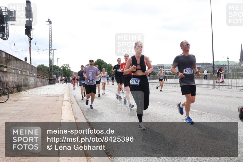 29.06.2025 - hella hamburg halbmarathon Lena Gebhardt http://msf.ph/oto/8425396 29.06.2025 10:43:22 Lombardsbrücke 9976, 3638, 12603, 5610, 4302, 1023, 1149, 1155, 1400, 1467, 1788, 1816, 1878, 2103, 2158, 2267, 2361, 2450, 2971, 3074, 3238, 3329, 3390, 3518, 3638, 3764, 4056, 4177, 4302, 4367, 4680, 4866, 5067, 5214, 5268, 5370, 5610, 5720, 5755, 5967, 6012, 6096, 6226, 6440, 6931, 7043, 7197, 7461, 7872, 7926, 8135, 8184, 8233, 8408, 8435, 8504, 8795, 8991, 9072, 9304, 9378, 9639, 9641, 9644, 9831, 9976, 10083, 10180, 10200, 10202, 13049 meine-sportfotos.de
