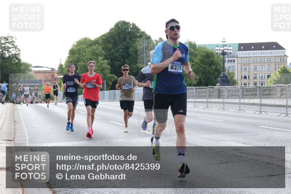 29.06.2025 - hella hamburg halbmarathon Lena Gebhardt http://msf.ph/oto/8425399 29.06.2025 09:43:47 Lombardsbrücke 1115, 3379, 2483, 3, 8376, 1271, 1953, 2075, 2180, 2203, 2483, 3189, 3379, 6090, 7380, 8318, 8376, 9804, 10351, 11150, 13374, 13383, 13941, 15023, 15136, 17040, 17893, 18763, 18832 meine-sportfotos.de
