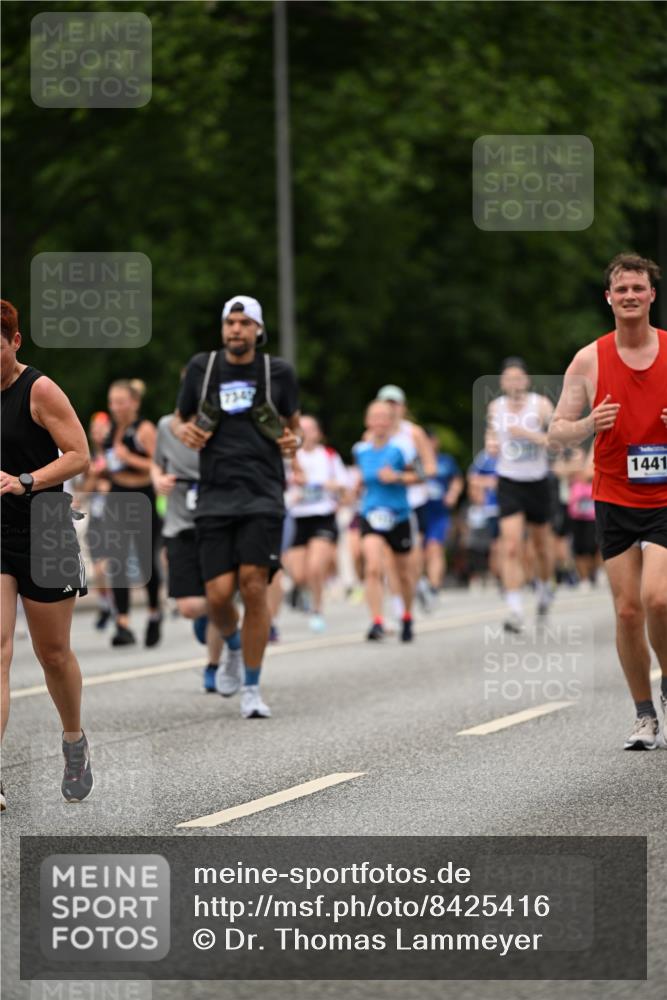 29.06.2025 - hella hamburg halbmarathon Dr. Thomas Lammeyer http://msf.ph/oto/8425416 29.06.2025 10:50:00 Kennedybrücke 1085, 1465, 1774, 2550, 2657, 2664, 2779, 2846, 2954, 2965, 3357, 3377, 3879, 3993, 4119, 4820, 5108, 5190, 5339, 5703, 5914, 6763, 7699, 7859, 7912, 8272, 8594, 9536, 10562, 10727, 11119, 11332 meine-sportfotos.de