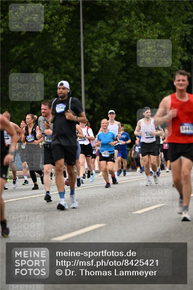 29.06.2025 - hella hamburg halbmarathon Dr. Thomas Lammeyer http://msf.ph/oto/8425421 29.06.2025 10:50:00 Kennedybrücke 1085, 1465, 1774, 2550, 2657, 2664, 2779, 2846, 2954, 2965, 3357, 3377, 3879, 3993, 4119, 4820, 5108, 5190, 5339, 5703, 5914, 6763, 7699, 7859, 7912, 8272, 8594, 9536, 10562, 10727, 11119, 11332 meine-sportfotos.de