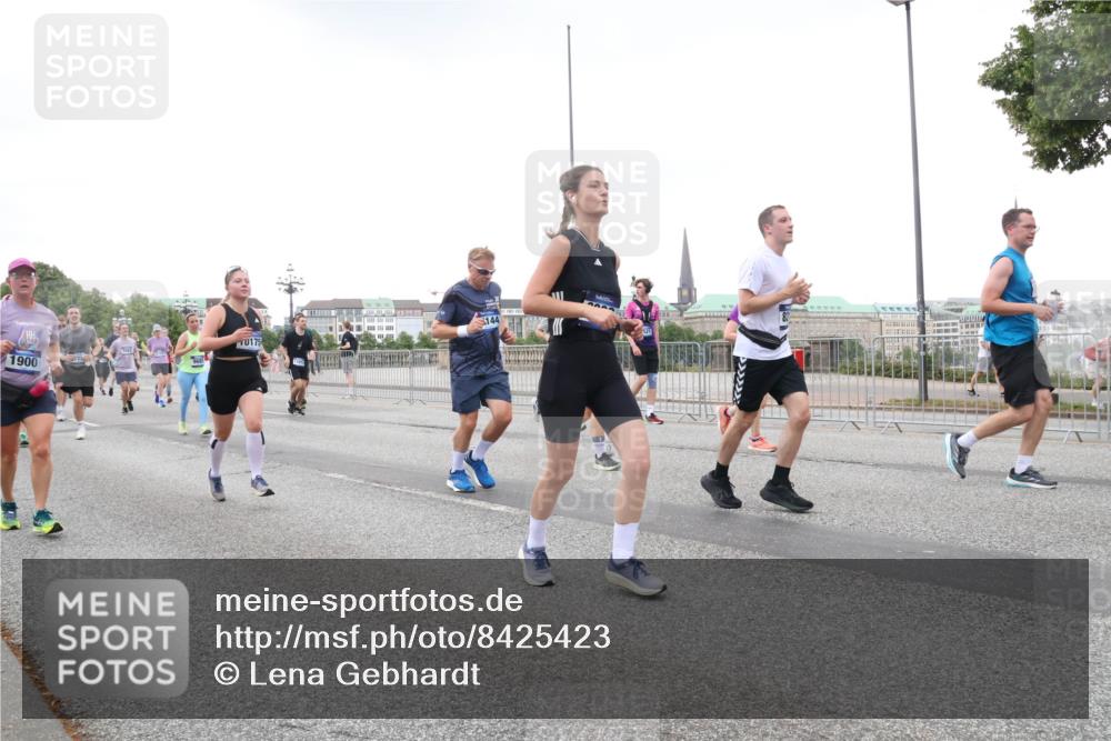 29.06.2025 - hella hamburg halbmarathon Lena Gebhardt http://msf.ph/oto/8425423 29.06.2025 10:53:32 Lombardsbrücke 1900, 23, 144, 0175, 1340, 1709, 1753, 1900, 1906, 1984, 2065, 2409, 2429, 3055, 3226, 4195, 4595, 4626, 4801, 5428, 5562, 5815, 5856, 5857, 6039, 6041, 6044, 6273, 6306, 6913, 6996, 7039, 7068, 7483, 7537, 7611, 7876, 7890, 8189, 8212, 8414, 8515, 8906, 9077, 9456, 9531, 9685, 9764, 9771, 9785, 10043, 10175, 10490, 10661, 12193, 12219, 12700, 13489, 13916, 13917, 14038, 16137 meine-sportfotos.de