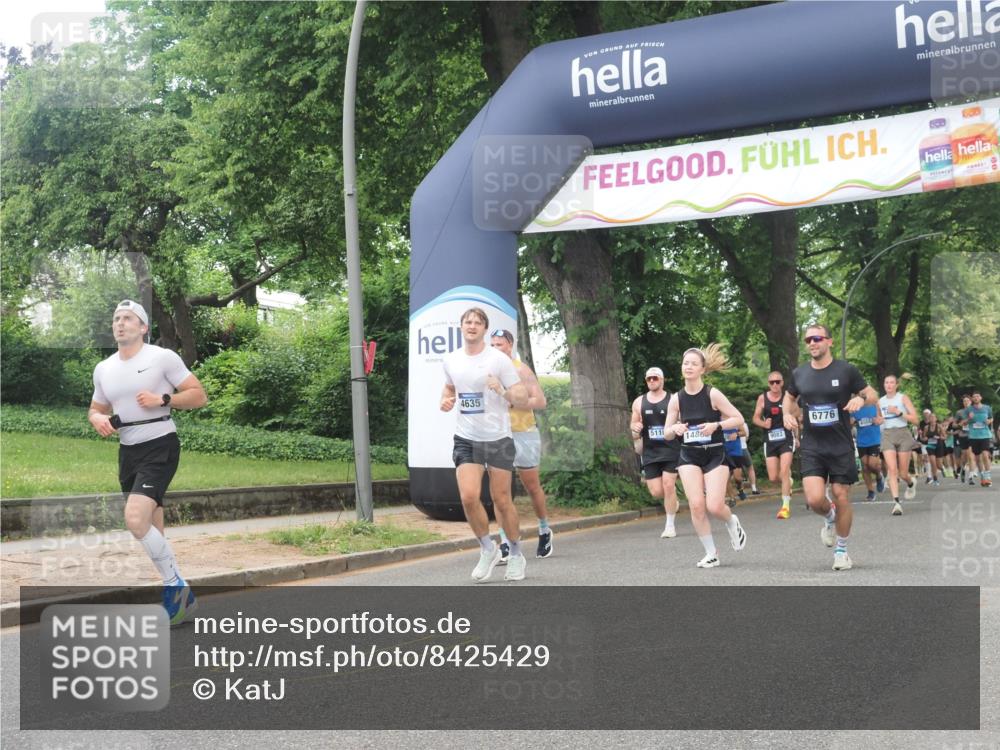 29.06.2025 - hella hamburg halbmarathon KatJ http://msf.ph/oto/8425429 29.06.2025 10:39:22 Zwischen KM18-KM19 4635, 6776, 7409 meine-sportfotos.de