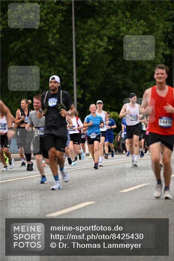 29.06.2025 - hella hamburg halbmarathon Dr. Thomas Lammeyer http://msf.ph/oto/8425430 29.06.2025 10:50:01 Kennedybrücke 1060, 1085, 1465, 2550, 2657, 2664, 2779, 2846, 2954, 2965, 3357, 3377, 3879, 3993, 4119, 4820, 5108, 5190, 5339, 5703, 5914, 6393, 6763, 6980, 7699, 7859, 7912, 8272, 8594, 9536, 10562, 10727, 11119, 11332 meine-sportfotos.de