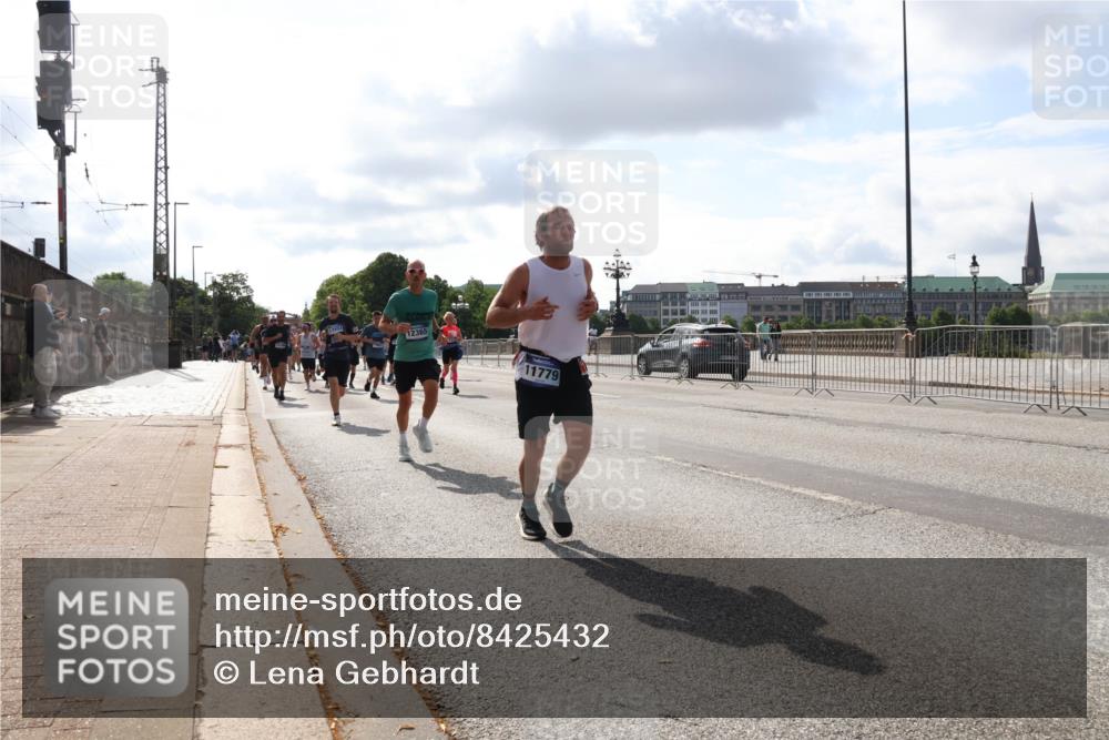 29.06.2025 - hella hamburg halbmarathon Lena Gebhardt http://msf.ph/oto/8425432 29.06.2025 09:52:31 Lombardsbrücke 12365, 11779, 1057, 1139, 1169, 1176, 1220, 1415, 1468, 1512, 1604, 1613, 1631, 1763, 2189, 3109, 3124, 3305, 3618, 3852, 4080, 4497, 4565, 4871, 4915, 5007, 5011, 5231, 5336, 5477, 5690, 6373, 6550, 6711, 7067, 7191, 7432, 7451, 7710, 7843, 7865, 7961, 8564, 8852, 9348, 9444, 9547, 9659, 10493, 10741, 10796, 11062, 11495, 11679, 11779, 11821, 12046, 12438, 12772, 13403, 13614, 13728, 14257 meine-sportfotos.de