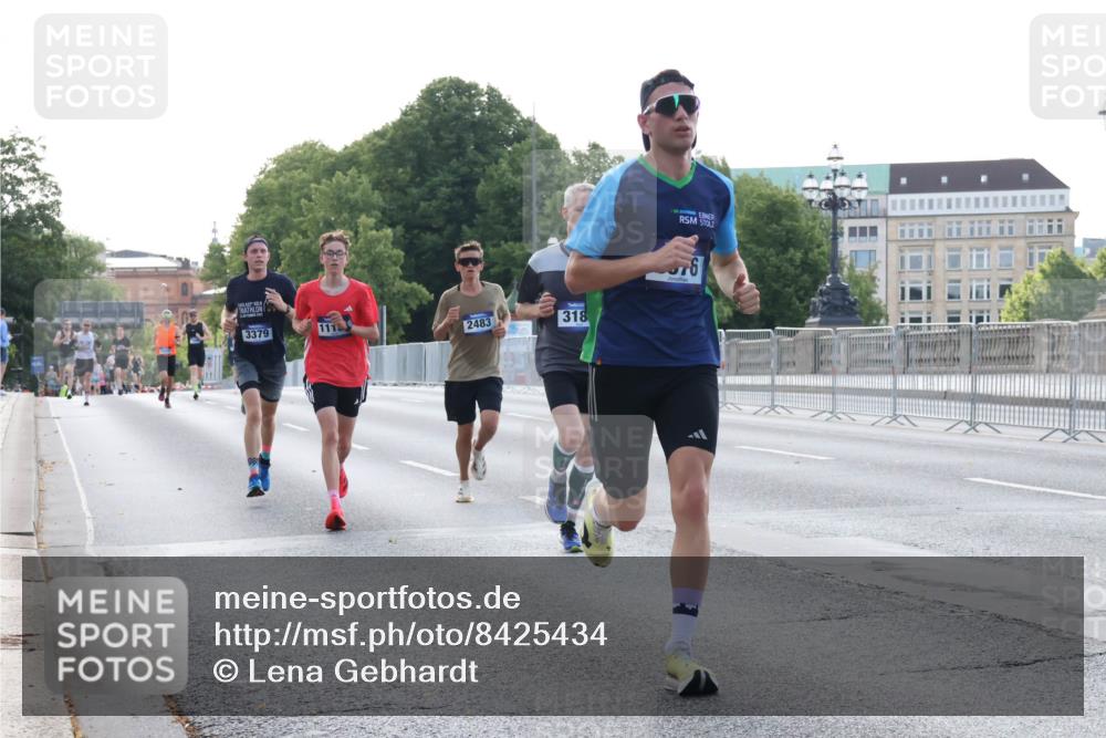 29.06.2025 - hella hamburg halbmarathon Lena Gebhardt http://msf.ph/oto/8425434 29.06.2025 09:43:47 Lombardsbrücke 3379, 2483, 318, 76, 1271, 1953, 2075, 2180, 2203, 2483, 3189, 3379, 6090, 7380, 8318, 8376, 9804, 10351, 11150, 13374, 13383, 13941, 15023, 15136, 17040, 17893, 18763, 18832 meine-sportfotos.de