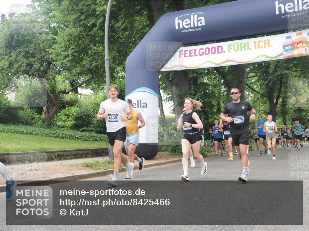 29.06.2025 - hella hamburg halbmarathon KatJ http://msf.ph/oto/8425466 29.06.2025 10:39:22 Zwischen KM18-KM19 4635, 6776, 7409 meine-sportfotos.de