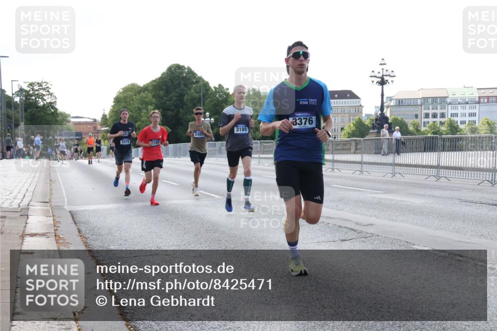 29.06.2025 - hella hamburg halbmarathon Lena Gebhardt http://msf.ph/oto/8425471 29.06.2025 09:43:48 Lombardsbrücke 2483, 3379, 150, 3189, 3376, 1271, 1953, 2075, 2180, 2203, 2483, 3189, 3379, 5308, 6090, 7380, 8318, 8376, 9804, 10222, 10351, 11150, 13383, 13941, 15023, 15136, 17040, 17893, 18763, 18832 meine-sportfotos.de