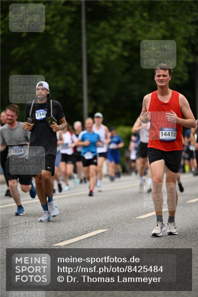 29.06.2025 - hella hamburg halbmarathon Dr. Thomas Lammeyer http://msf.ph/oto/8425484 29.06.2025 10:50:01 Kennedybrücke 1060, 1085, 1465, 2550, 2657, 2664, 2779, 2846, 2954, 2965, 3357, 3377, 3879, 3993, 4119, 4820, 5108, 5190, 5339, 5703, 5914, 6393, 6763, 6980, 7699, 7859, 7912, 8272, 8594, 9536, 10562, 10727, 11119, 11332 meine-sportfotos.de