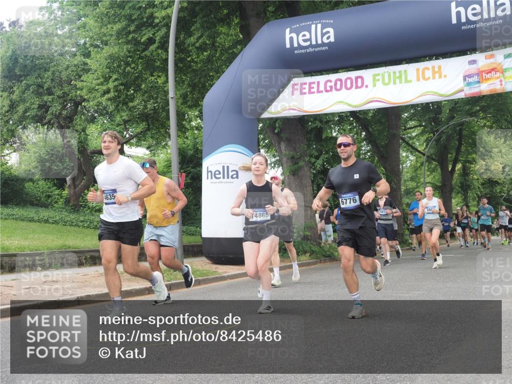 29.06.2025 - hella hamburg halbmarathon KatJ http://msf.ph/oto/8425486 29.06.2025 10:39:22 Zwischen KM18-KM19 4635, 6776, 7409 meine-sportfotos.de