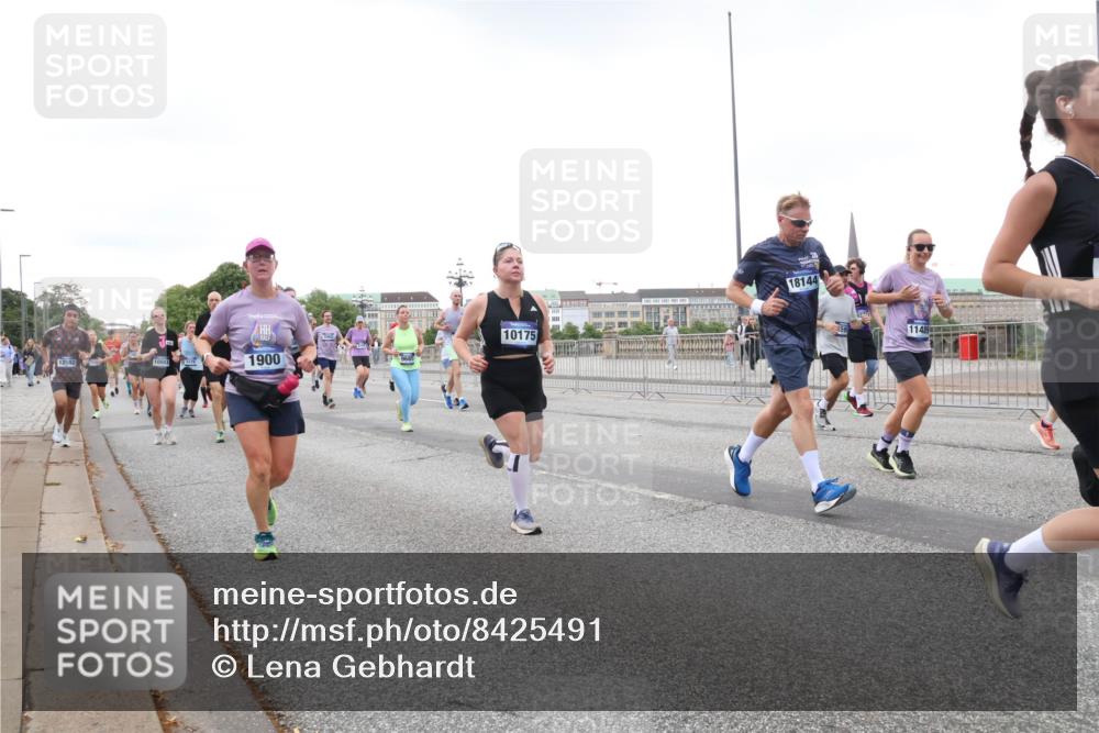 29.06.2025 - hella hamburg halbmarathon Lena Gebhardt http://msf.ph/oto/8425491 29.06.2025 10:53:33 Lombardsbrücke 12082, 10043, 18144, 10175, 1900, 1148, 1340, 1709, 1753, 1900, 1906, 1984, 2065, 2079, 2409, 2429, 3055, 3226, 4195, 4595, 4626, 4801, 5428, 5430, 5562, 5815, 5856, 5857, 6039, 6041, 6044, 6273, 6306, 6913, 6996, 7039, 7068, 7483, 7537, 7611, 7876, 7890, 8189, 8212, 8414, 8515, 8906, 9077, 9456, 9531, 9685, 9764, 9771, 9785, 10043, 10175, 10490, 10661, 12193, 12219, 12700, 13489, 13916, 13917, 14038, 16137 meine-sportfotos.de