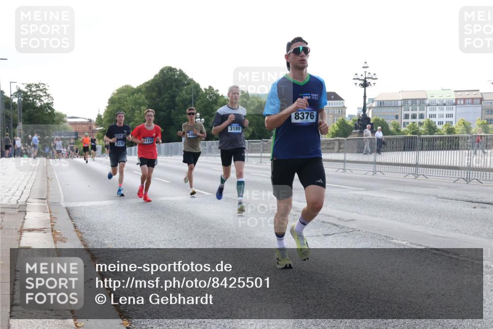 29.06.2025 - hella hamburg halbmarathon Lena Gebhardt http://msf.ph/oto/8425501 29.06.2025 09:43:48 Lombardsbrücke 248, 3379, 1150, 3189, 8376, 1271, 1953, 2075, 2180, 2203, 2483, 3189, 3379, 5308, 6090, 7380, 8318, 8376, 9804, 10222, 10351, 11150, 13383, 13941, 15023, 15136, 17040, 17893, 18763, 18832 meine-sportfotos.de
