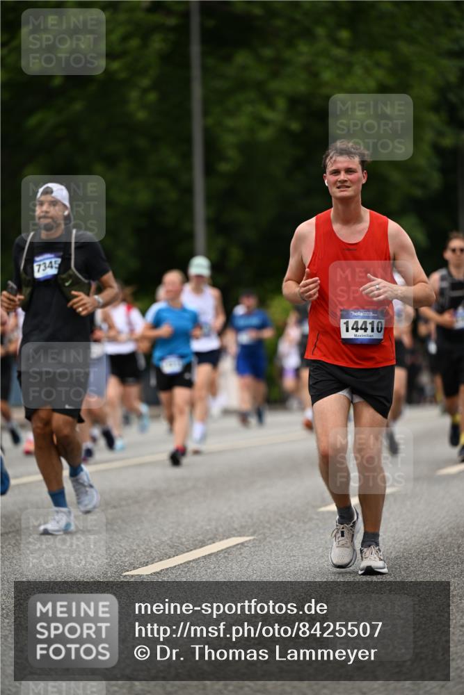 29.06.2025 - hella hamburg halbmarathon Dr. Thomas Lammeyer http://msf.ph/oto/8425507 29.06.2025 10:50:02 Kennedybrücke 1060, 1085, 1465, 2550, 2657, 2664, 2846, 2954, 2965, 3357, 3377, 3879, 3993, 4119, 4820, 5108, 5190, 5339, 5703, 5914, 6393, 6763, 6980, 7699, 7912, 8272, 8594, 9536, 10562, 10727, 11119, 11332 meine-sportfotos.de