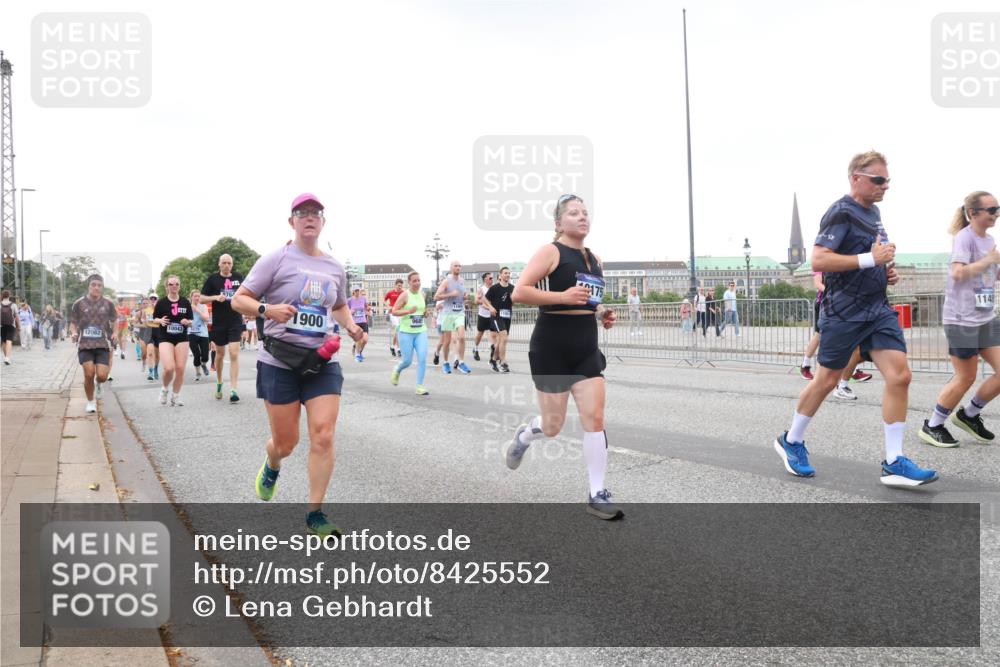 29.06.2025 - hella hamburg halbmarathon Lena Gebhardt http://msf.ph/oto/8425552 29.06.2025 10:53:33 Lombardsbrücke 12082, 10043, 1900, 175, 114, 1340, 1709, 1753, 1900, 1906, 1984, 2065, 2079, 2409, 2429, 3055, 3226, 4195, 4595, 4626, 4801, 5428, 5430, 5562, 5815, 5856, 5857, 6039, 6041, 6044, 6273, 6306, 6913, 6996, 7039, 7068, 7483, 7537, 7611, 7876, 7890, 8189, 8212, 8414, 8515, 8906, 9077, 9456, 9531, 9685, 9764, 9771, 9785, 10043, 10175, 10490, 10661, 12193, 12219, 12700, 13489, 13916, 13917, 14038, 16137 meine-sportfotos.de