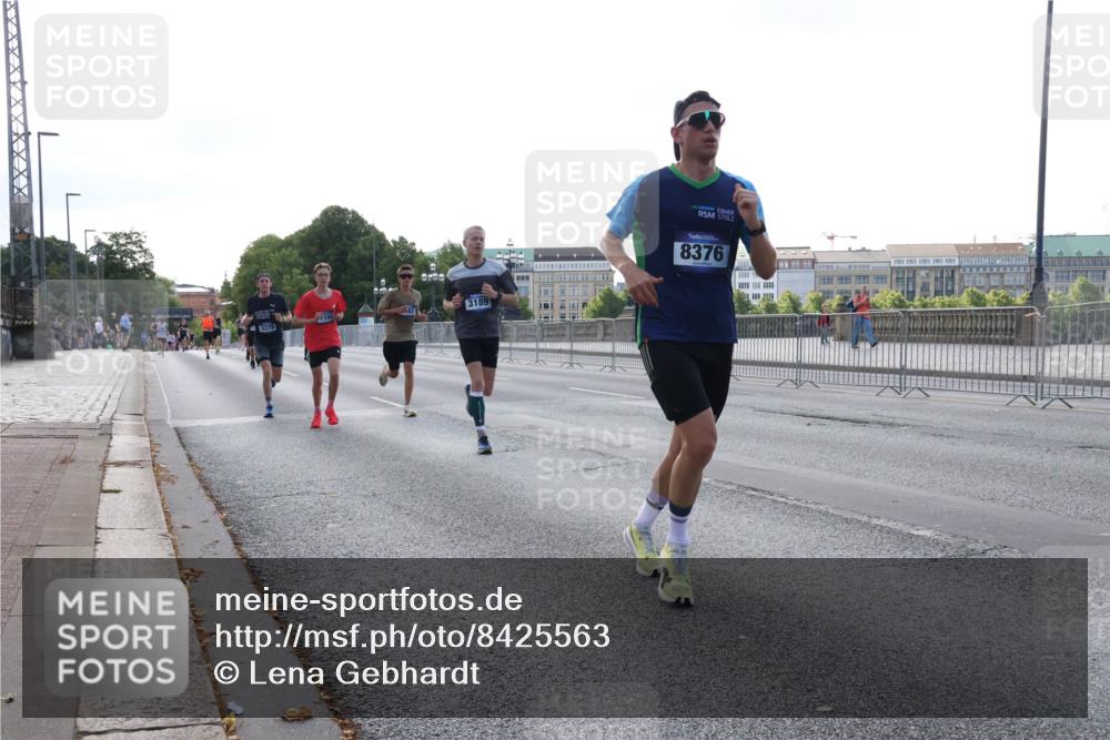29.06.2025 - hella hamburg halbmarathon Lena Gebhardt http://msf.ph/oto/8425563 29.06.2025 09:43:48 Lombardsbrücke 3379, 1150, 3189, 8376, 1271, 1953, 2075, 2180, 2203, 2483, 3189, 3379, 5308, 6090, 7380, 8318, 8376, 9804, 10222, 10351, 11150, 13383, 13941, 15023, 15136, 17040, 17893, 18763, 18832 meine-sportfotos.de