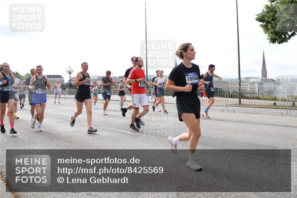 29.06.2025 - hella hamburg halbmarathon Lena Gebhardt http://msf.ph/oto/8425569 29.06.2025 10:19:19 Lombardsbrücke 080, 16631, 18568, 2311, 16142, 1145, 1332, 1349, 1534, 1708, 1718, 1755, 2017, 2096, 2311, 2589, 2795, 2802, 2812, 2895, 2993, 2995, 3026, 3105, 3118, 3446, 3631, 4718, 4722, 4845, 4979, 5034, 5035, 5080, 5098, 5123, 5178, 5323, 5429, 5449, 5849, 6194, 6249, 6413, 6444, 6477, 6482, 6542, 6736, 6939, 7143, 7252, 8537, 8575, 8761, 8778, 8780, 9252, 9270, 9272, 9549, 9652, 9756, 9757, 9856, 10037, 10039, 10124, 10129, 10467, 10540, 10816 meine-sportfotos.de