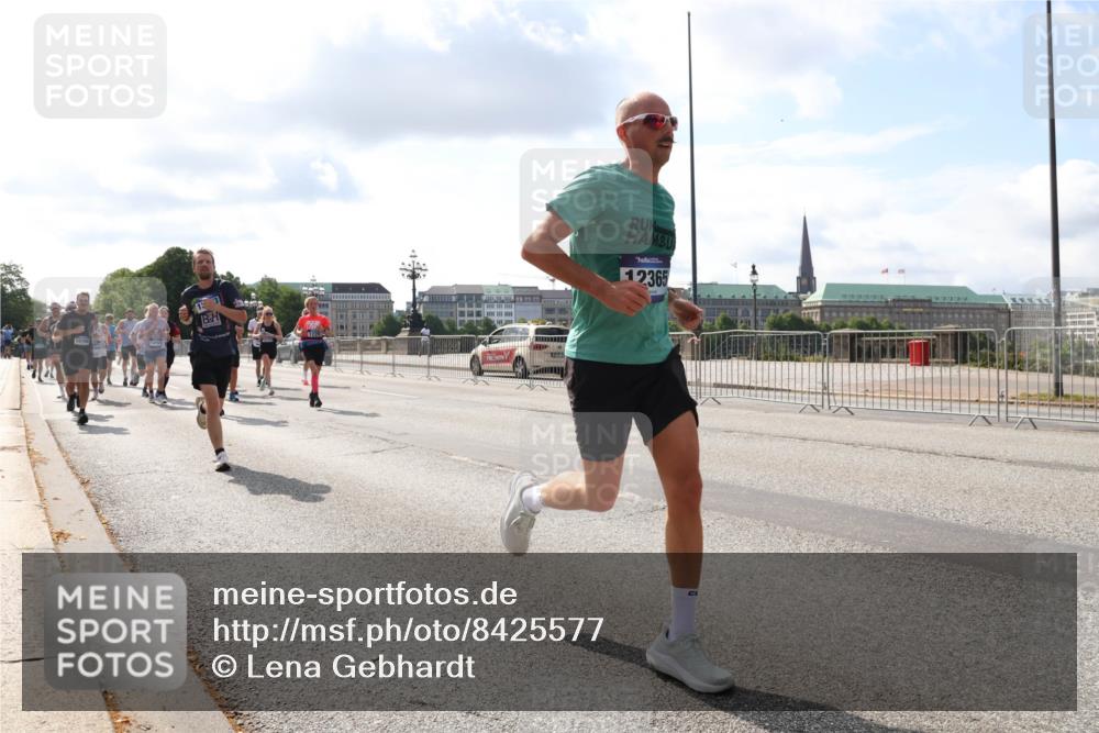 29.06.2025 - hella hamburg halbmarathon Lena Gebhardt http://msf.ph/oto/8425577 29.06.2025 09:52:33 Lombardsbrücke 1079, 12365, 1057, 1070, 1139, 1163, 1169, 1176, 1220, 1415, 1468, 1512, 1604, 1613, 1631, 1763, 2189, 3109, 3124, 3305, 3618, 3852, 4080, 4277, 4497, 4565, 4691, 4871, 4915, 4933, 5007, 5011, 5336, 5477, 5690, 6373, 6550, 6711, 7067, 7191, 7325, 7432, 7451, 7599, 7710, 7843, 7865, 7961, 8564, 8852, 9348, 9444, 9547, 9659, 10493, 10741, 10796, 11062, 11495, 11679, 11779, 11821, 12046, 12772, 13403, 13614, 13728, 14257 meine-sportfotos.de