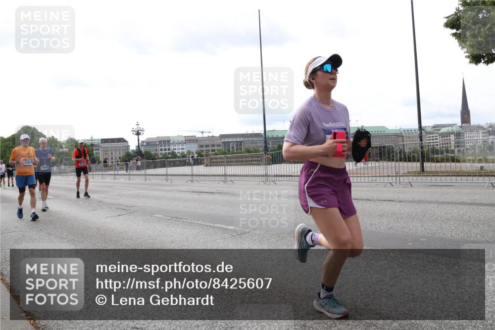 29.06.2025 - hella hamburg halbmarathon Lena Gebhardt http://msf.ph/oto/8425607 29.06.2025 10:28:51 Lombardsbrücke 8560, 16643, 1518, 1557, 1869, 3717, 4161, 4362, 4700, 4834, 4982, 5167, 5249, 5250, 5718, 5903, 5939, 6102, 6418, 7169, 7980, 8560, 9642, 9716, 9855, 10068, 10434, 12099, 12442, 13400, 14205, 15143, 15256, 15452, 15453, 16125, 16643, 18293, 18604, 19180 meine-sportfotos.de