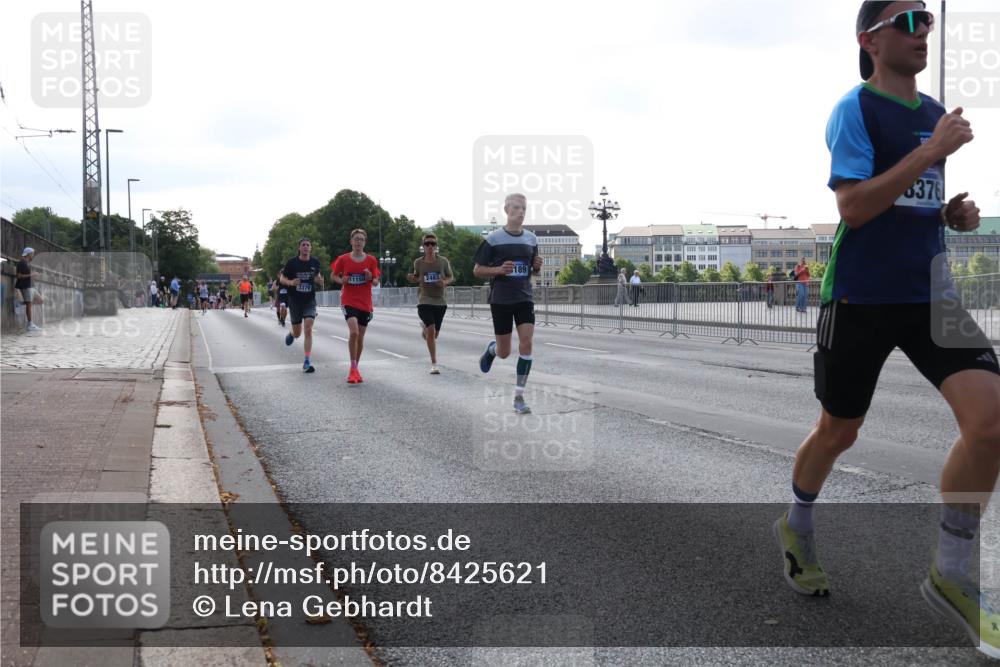 29.06.2025 - hella hamburg halbmarathon Lena Gebhardt http://msf.ph/oto/8425621 29.06.2025 09:43:49 Lombardsbrücke 189, 11150, 2483, 3379, 8376, 1271, 1953, 2075, 2180, 2203, 2483, 3189, 3379, 5308, 6090, 7380, 8318, 8376, 9804, 10222, 10351, 11150, 13383, 13606, 13941, 15023, 15136, 17040, 17893, 18763, 18832 meine-sportfotos.de