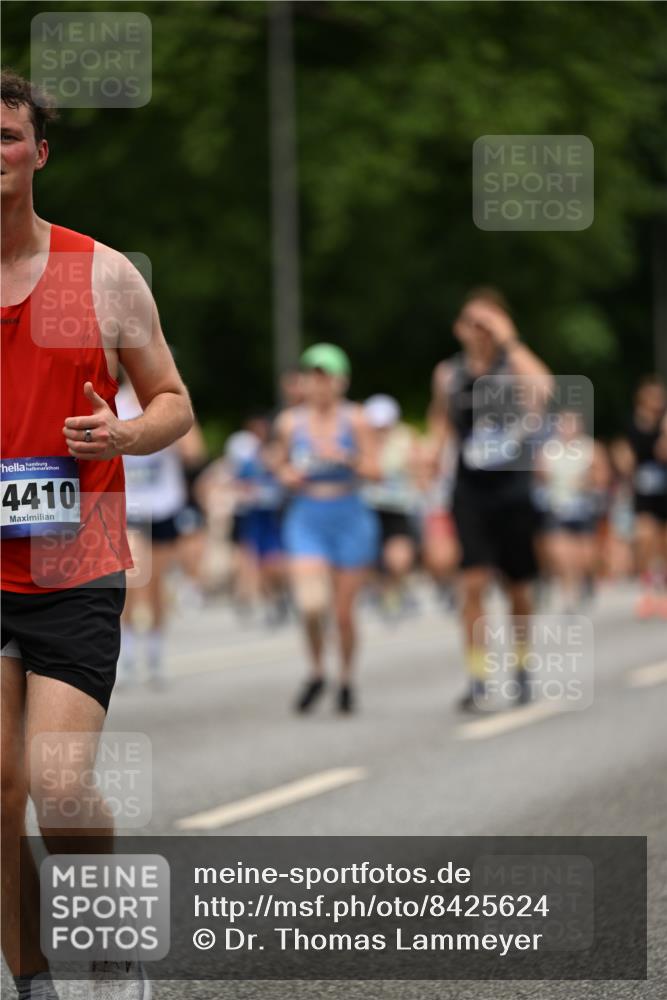 29.06.2025 - hella hamburg halbmarathon Dr. Thomas Lammeyer http://msf.ph/oto/8425624 29.06.2025 10:50:04 Kennedybrücke 1060, 1085, 1465, 1854, 2217, 2657, 2664, 2846, 2954, 2965, 3357, 3377, 3879, 3993, 4099, 4102, 4119, 4820, 5108, 5190, 5339, 5703, 5914, 6393, 6763, 6980, 7699, 7912, 8272, 8594, 9536, 10562, 11119, 11332 meine-sportfotos.de