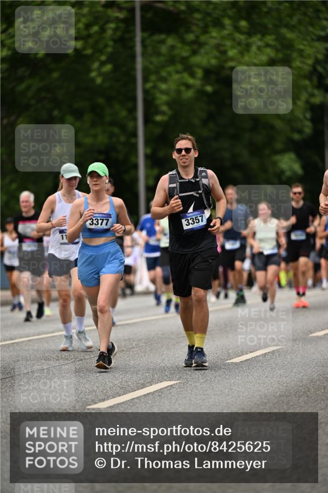 29.06.2025 - hella hamburg halbmarathon Dr. Thomas Lammeyer http://msf.ph/oto/8425625 29.06.2025 10:50:06 Kennedybrücke 1060, 1085, 1465, 1854, 2217, 2657, 2664, 2846, 2954, 2965, 3357, 3377, 3879, 3993, 4099, 4102, 4119, 4820, 5108, 5190, 5339, 5703, 5914, 6393, 6763, 6788, 6980, 7699, 7912, 7983, 8272, 8594, 9536, 10562, 11119, 11332 meine-sportfotos.de
