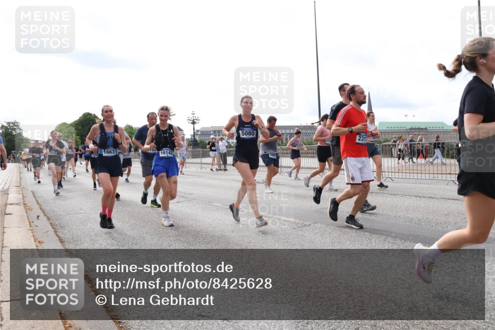 29.06.2025 - hella hamburg halbmarathon Lena Gebhardt http://msf.ph/oto/8425628 29.06.2025 10:19:19 Lombardsbrücke 6542, 16631, 761, 15780, 16142, 5080, 231190, 1145, 1332, 1349, 1534, 1708, 1718, 1755, 2017, 2096, 2311, 2589, 2795, 2802, 2812, 2895, 2993, 2995, 3026, 3105, 3118, 3446, 3631, 4718, 4722, 4845, 4979, 5034, 5035, 5080, 5098, 5123, 5178, 5323, 5429, 5449, 5849, 6194, 6249, 6413, 6444, 6477, 6482, 6542, 6736, 6939, 7143, 7252, 8537, 8575, 8761, 8778, 8780, 9252, 9270, 9272, 9549, 9652, 9756, 9757, 9856, 10037, 10039, 10124, 10129, 10467, 10540, 10816 meine-sportfotos.de