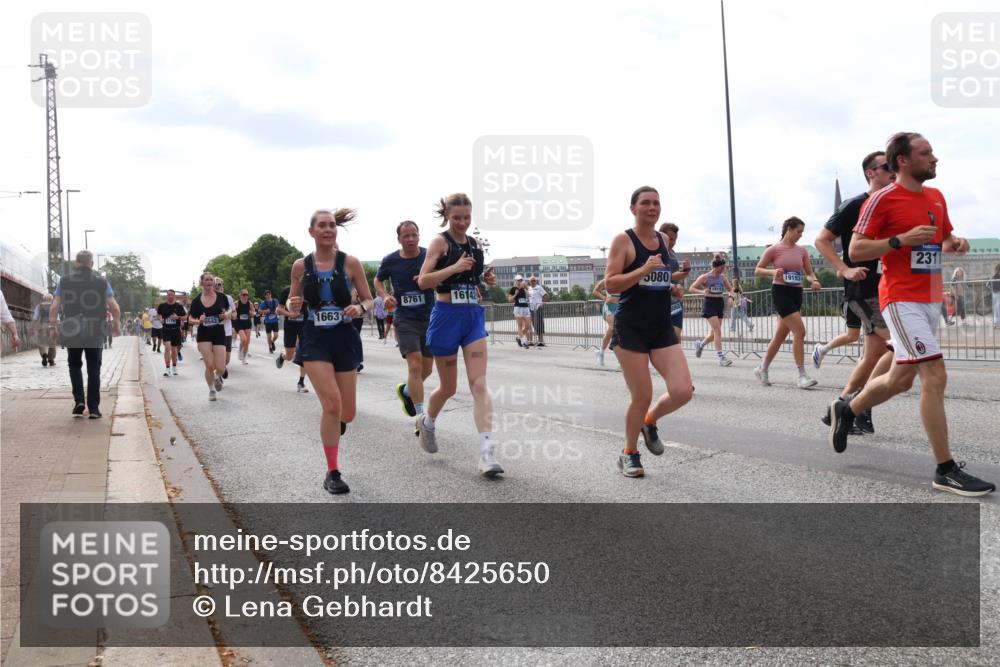 29.06.2025 - hella hamburg halbmarathon Lena Gebhardt http://msf.ph/oto/8425650 29.06.2025 10:19:19 Lombardsbrücke 5080, 19193, 8761, 16142, 18151, 1663, 2311, 1145, 1332, 1349, 1534, 1708, 1718, 1755, 2017, 2096, 2311, 2589, 2795, 2802, 2812, 2895, 2993, 2995, 3026, 3105, 3118, 3446, 3631, 4718, 4722, 4845, 4979, 5034, 5035, 5080, 5098, 5123, 5178, 5323, 5429, 5449, 5849, 6194, 6249, 6413, 6444, 6477, 6482, 6542, 6736, 6939, 7143, 7252, 8537, 8575, 8761, 8778, 8780, 9252, 9270, 9272, 9549, 9652, 9756, 9757, 9856, 10037, 10039, 10124, 10129, 10467, 10540, 10816 meine-sportfotos.de