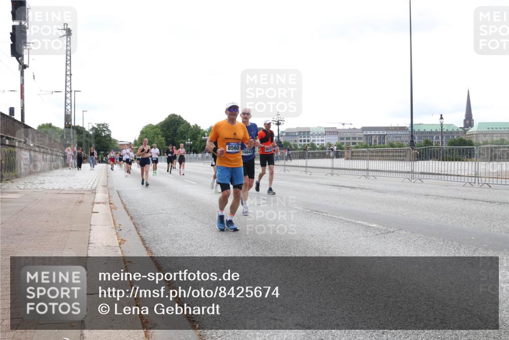 29.06.2025 - hella hamburg halbmarathon Lena Gebhardt http://msf.ph/oto/8425674 29.06.2025 10:28:52 Lombardsbrücke 8560, 16643, 1518, 1557, 1869, 2688, 3717, 4161, 4362, 4700, 4834, 4982, 5167, 5249, 5250, 5718, 5903, 5939, 6102, 6418, 7169, 7980, 8560, 9642, 9716, 9855, 10068, 10434, 12099, 12442, 13400, 14205, 15143, 15256, 15452, 15453, 16125, 16643, 18293, 18604, 19180 meine-sportfotos.de