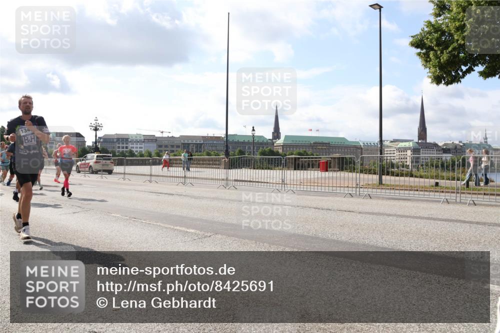 29.06.2025 - hella hamburg halbmarathon Lena Gebhardt http://msf.ph/oto/8425691 29.06.2025 09:52:34 Lombardsbrücke 134, 1220, 1057, 1070, 1139, 1163, 1169, 1176, 1220, 1415, 1468, 1512, 1604, 1613, 1631, 1763, 1782, 2189, 2233, 3109, 3124, 3305, 3618, 3852, 4080, 4277, 4497, 4565, 4691, 4871, 4915, 4933, 5007, 5011, 5336, 5477, 5690, 6373, 6550, 6711, 7067, 7191, 7325, 7432, 7451, 7599, 7710, 7843, 7865, 7961, 8564, 8852, 9348, 9444, 9547, 9659, 10493, 10741, 10796, 11062, 11495, 11679, 11779, 11821, 12046, 12772, 13403, 13614, 13728, 14257 meine-sportfotos.de
