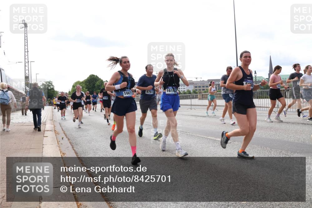 29.06.2025 - hella hamburg halbmarathon Lena Gebhardt http://msf.ph/oto/8425701 29.06.2025 10:19:20 Lombardsbrücke 542, 15780, 1663, 8761, 1614, 1145, 1332, 1349, 1534, 1708, 1718, 1755, 2017, 2096, 2311, 2589, 2795, 2802, 2812, 2895, 2993, 2995, 3026, 3105, 3118, 3446, 3631, 4718, 4722, 4845, 4979, 5034, 5035, 5080, 5098, 5123, 5178, 5323, 5429, 5449, 5849, 6194, 6249, 6413, 6444, 6477, 6482, 6542, 6736, 6939, 7143, 7252, 8537, 8575, 8761, 8778, 8780, 9252, 9270, 9272, 9652, 9756, 9757, 9856, 10037, 10039, 10124, 10129, 10540, 10816 meine-sportfotos.de