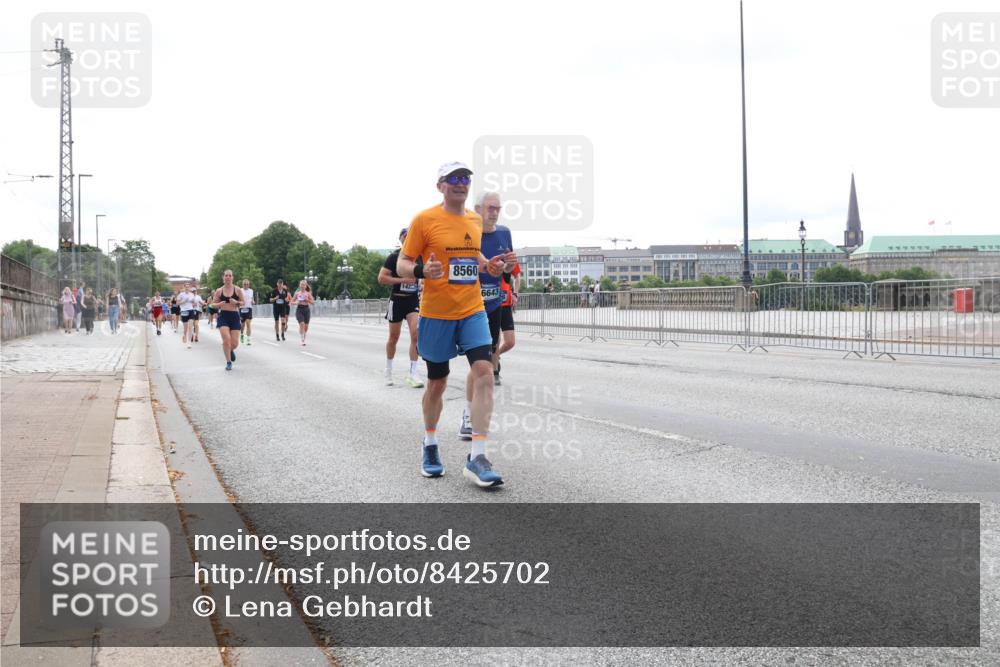 29.06.2025 - hella hamburg halbmarathon Lena Gebhardt http://msf.ph/oto/8425702 29.06.2025 10:28:53 Lombardsbrücke 142, 3, 8560, 6643, 1518, 1557, 1869, 2688, 3717, 4161, 4362, 4700, 4834, 4982, 5167, 5249, 5250, 5718, 5903, 5939, 6102, 6345, 6418, 7169, 7980, 8048, 8560, 9642, 9716, 9855, 10068, 10434, 12099, 12404, 12442, 13400, 14205, 15143, 15256, 15452, 15453, 15952, 15955, 16125, 16643, 18293, 19180 meine-sportfotos.de