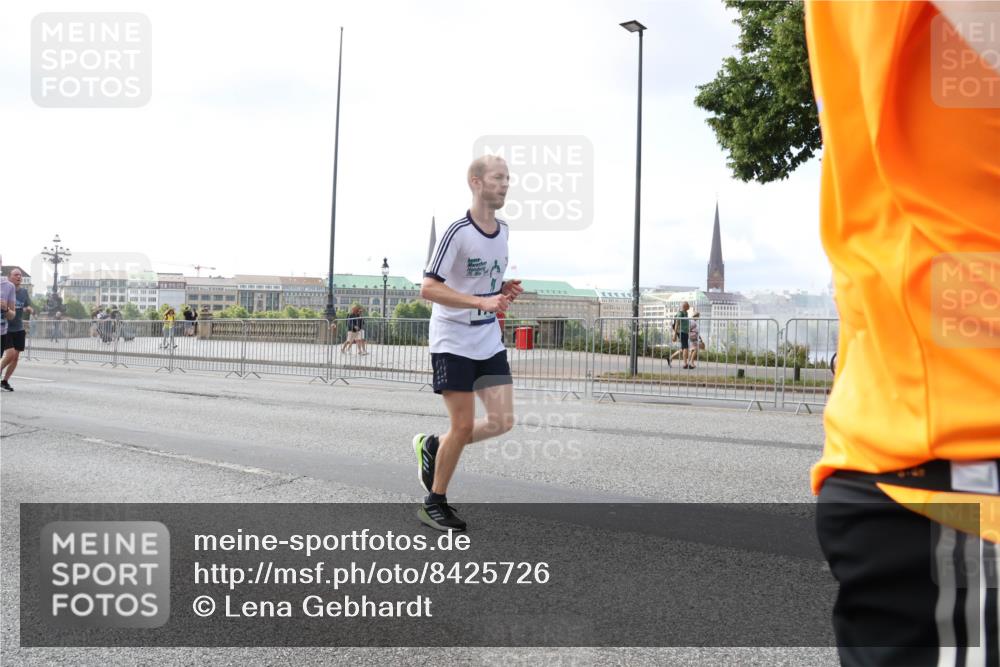 29.06.2025 - hella hamburg halbmarathon Lena Gebhardt http://msf.ph/oto/8425726 29.06.2025 10:06:29 Lombardsbrücke 1245, 1766, 3062, 4542, 4666, 4868, 5431, 5807, 5951, 6314, 6664, 7138, 8051, 8290, 8316, 9361, 9560, 10214, 10297, 10736, 10781, 10886, 12371, 13042, 13054, 13475, 13481, 13863, 14369, 14607, 14987, 15113, 15145, 15229, 15377, 15462, 15537, 15772, 15858, 16692, 16933, 17059, 17239, 17746, 18042, 18381, 18575, 18577, 18652, 18768, 18828, 18910, 18913, 18966 meine-sportfotos.de