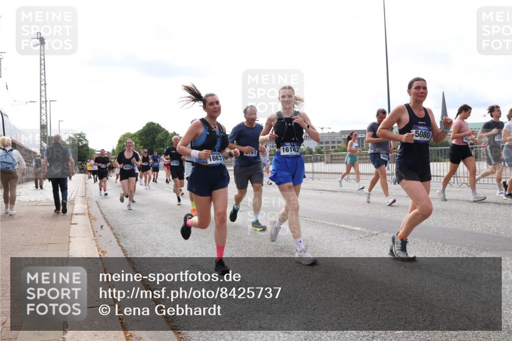 29.06.2025 - hella hamburg halbmarathon Lena Gebhardt http://msf.ph/oto/8425737 29.06.2025 10:19:20 Lombardsbrücke 15780, 6542, 663, 16142, 5080, 1145, 1332, 1349, 1534, 1708, 1718, 1755, 2017, 2096, 2311, 2589, 2795, 2802, 2812, 2895, 2993, 2995, 3026, 3105, 3118, 3446, 3631, 4718, 4722, 4845, 4979, 5034, 5035, 5080, 5098, 5123, 5178, 5323, 5429, 5449, 5849, 6194, 6249, 6413, 6444, 6477, 6482, 6542, 6736, 6939, 7143, 7252, 8537, 8575, 8761, 8778, 8780, 9252, 9270, 9272, 9652, 9756, 9757, 9856, 10037, 10039, 10124, 10129, 10540, 10816 meine-sportfotos.de
