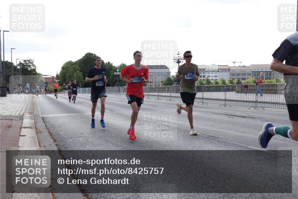 29.06.2025 - hella hamburg halbmarathon Lena Gebhardt http://msf.ph/oto/8425757 29.06.2025 09:43:50 Lombardsbrücke 1150, 3379, 2483, 1953, 2075, 2180, 2203, 2483, 3189, 3379, 5308, 6090, 7380, 8318, 8376, 9804, 10222, 10351, 11150, 13383, 13606, 13941, 15023, 15136, 17040, 17893, 18763, 18832 meine-sportfotos.de