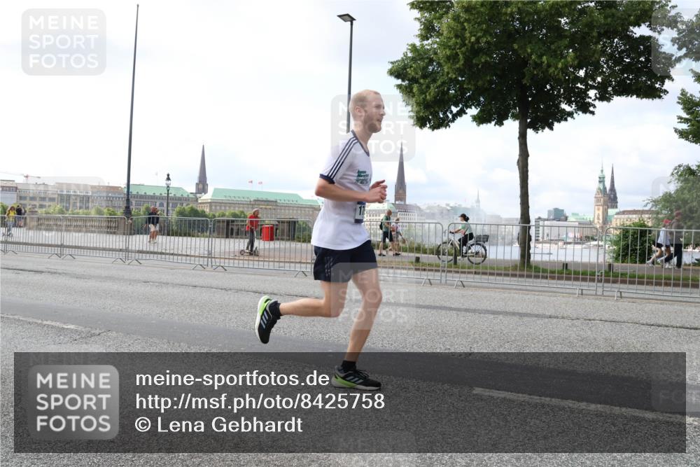 29.06.2025 - hella hamburg halbmarathon Lena Gebhardt http://msf.ph/oto/8425758 29.06.2025 10:06:29 Lombardsbrücke 1245, 1766, 3062, 4542, 4666, 4868, 5431, 5807, 5951, 6314, 6664, 7138, 8051, 8290, 8316, 9361, 9560, 10214, 10297, 10736, 10781, 10886, 12371, 13042, 13054, 13475, 13481, 13863, 14369, 14607, 14987, 15113, 15145, 15229, 15377, 15462, 15537, 15772, 15858, 16692, 16933, 17059, 17239, 17746, 18042, 18381, 18575, 18577, 18652, 18768, 18828, 18910, 18913, 18966 meine-sportfotos.de