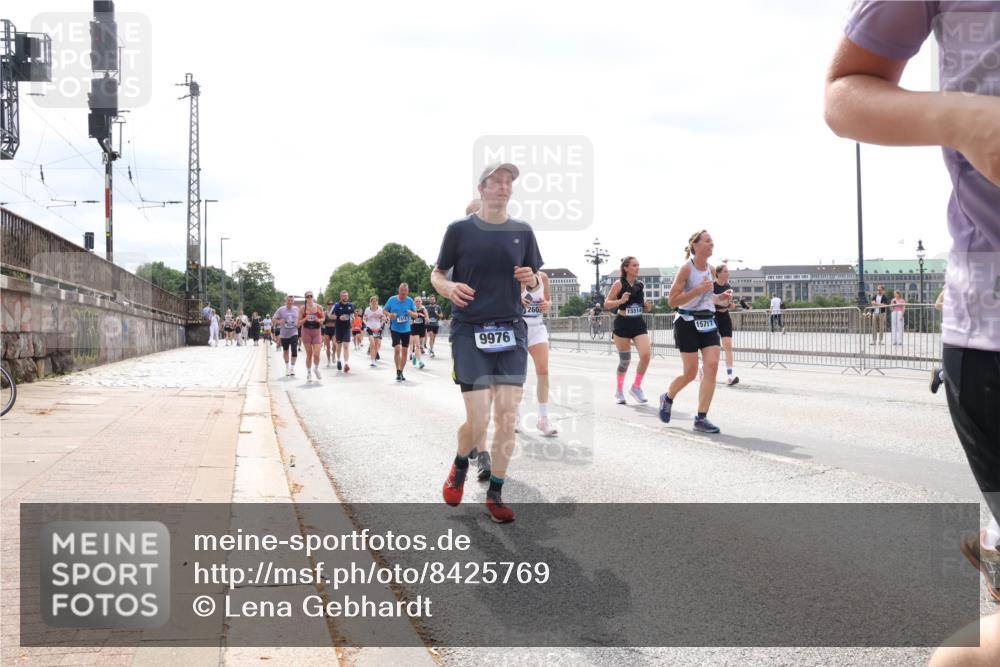 29.06.2025 - hella hamburg halbmarathon Lena Gebhardt http://msf.ph/oto/8425769 29.06.2025 10:43:25 Lombardsbrücke 9976, 260, 15717, 1023, 1149, 1155, 1310, 1400, 1467, 1788, 1816, 1878, 2103, 2158, 2267, 2361, 2971, 3074, 3238, 3329, 3390, 3518, 3638, 3764, 4056, 4177, 4302, 4367, 4680, 4866, 5067, 5214, 5268, 5370, 5610, 5720, 5755, 5967, 6012, 6096, 6226, 6440, 6931, 6971, 6973, 7043, 7197, 7205, 7206, 7461, 7504, 7872, 7926, 8000, 8135, 8184, 8233, 8408, 8435, 8504, 8795, 8991, 9072, 9304, 9639, 9641, 9644, 9831, 9976, 10083, 10180, 10200, 10202, 13049 meine-sportfotos.de